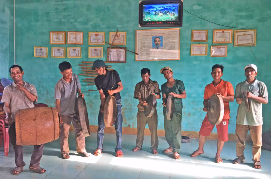 Một buổi tập đánh cồng chiêng của người dân làng Roh (xã Lơ Pang, huyện Mang Yang). Ảnh: R’Ô Hok