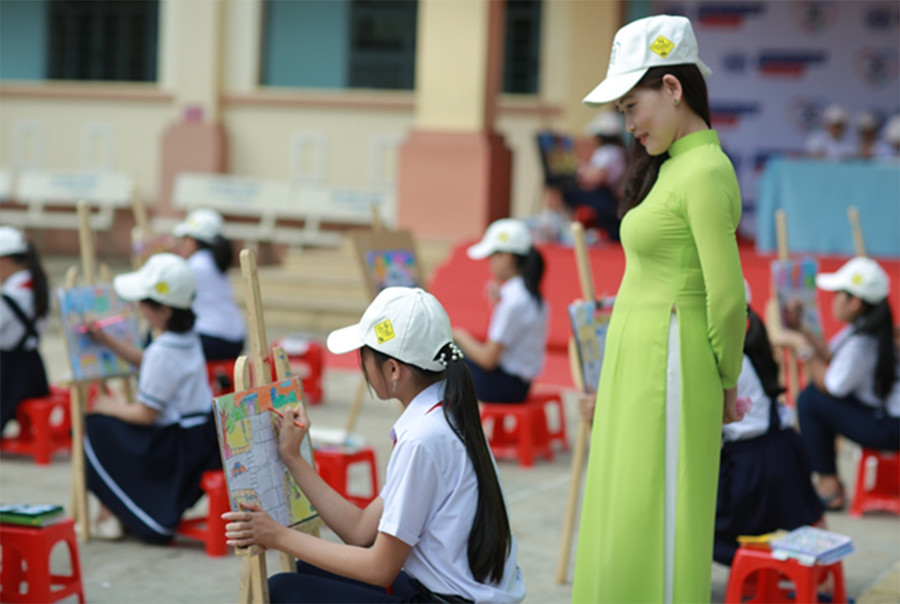  Các em thể hiện tác phẩm của mình.