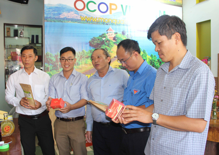 Đại diện một số sở, ngành tham quan cửa hàng trưng bày sản phẩm khởi nghiệp của thanh niên. Ảnh: Phan Lài