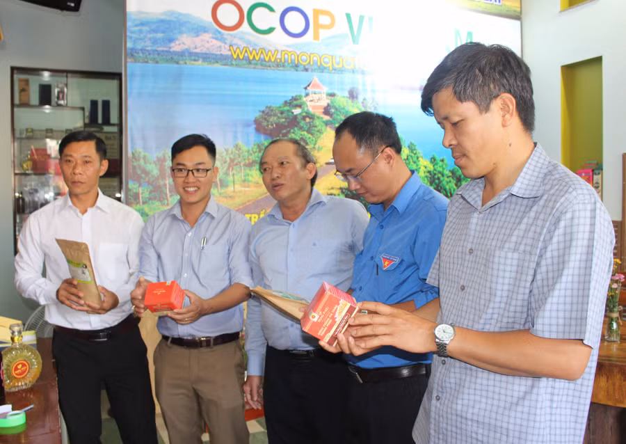 Đại diện một số sở, ngành tham quan cửa hàng trưng bày sản phẩm khởi nghiệp của thanh niên. Ảnh: Phan Lài