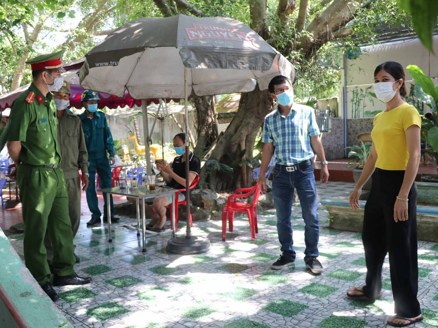 Đoàn kiểm liên ngành phường An Phú, thị xã An Khê nhắc nhở, tuyên truyền người dân thực hiện nghiêm khuyến cáo 5K của Bộ Y tế. Ảnh Ngọc Minh (1)