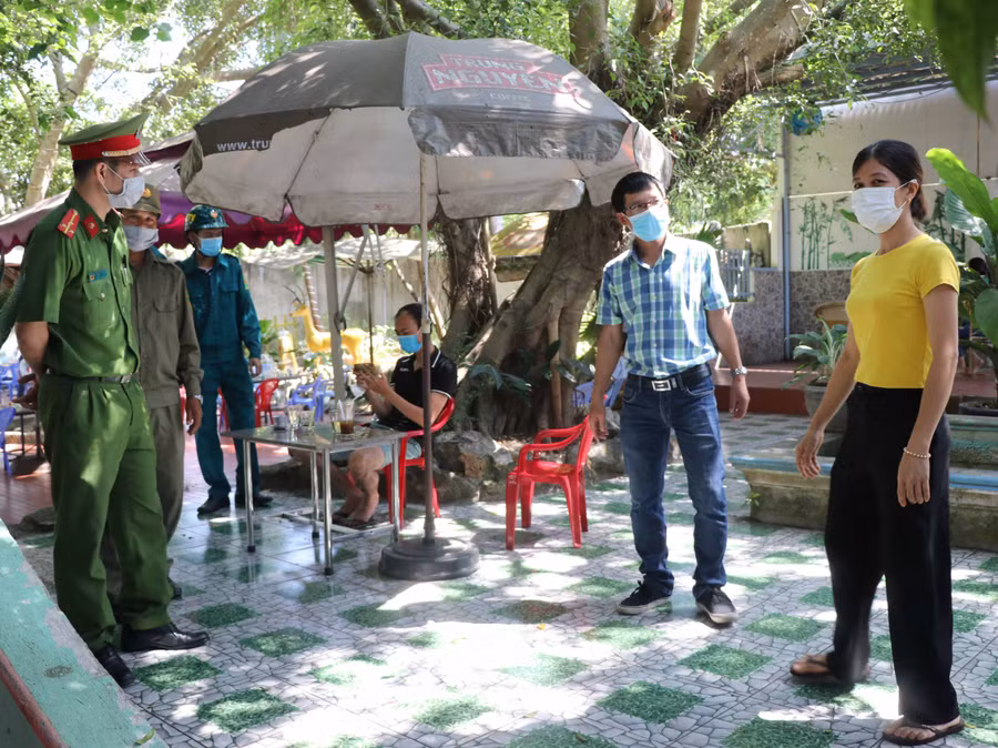 Đoàn kiểm liên ngành phường An Phú, thị xã An Khê nhắc nhở, tuyên truyền người dân thực hiện nghiêm khuyến cáo 5K của Bộ Y tế. Ảnh Ngọc Minh (1)