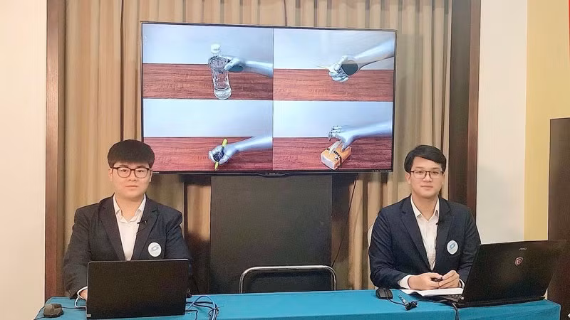 Hai em Phạm Đức Linh và Nguyễn Đức An, học sinh Trường THPT Hàn Thuyên (Bắc Ninh) đoạt giải ba cuộc thi Khoa học kỹ thuật quốc tế năm 2021. ẢNH BTC CUNG CẤP