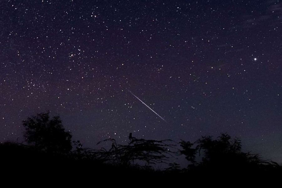 Một vệt sao băng xuyên qua bầu trời đêm Myanmar trong trận mưa sao băng Geminid năm 2018. Trong tháng 5, có nhiều hiện tượng thiên văn kỳ thú không thể bỏ lỡ, trong đó có mưa sao băng. Ảnh: AFP.
