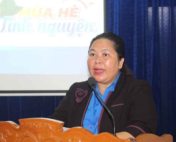 Chị Hà Thị Giang Thảo-Bí thư Tỉnh Đoàn, Chủ tịch Hội LHTN Việt Nam tỉnh phát biểu chỉ đạo tại lễ ra quân. Ảnh Phan Lài