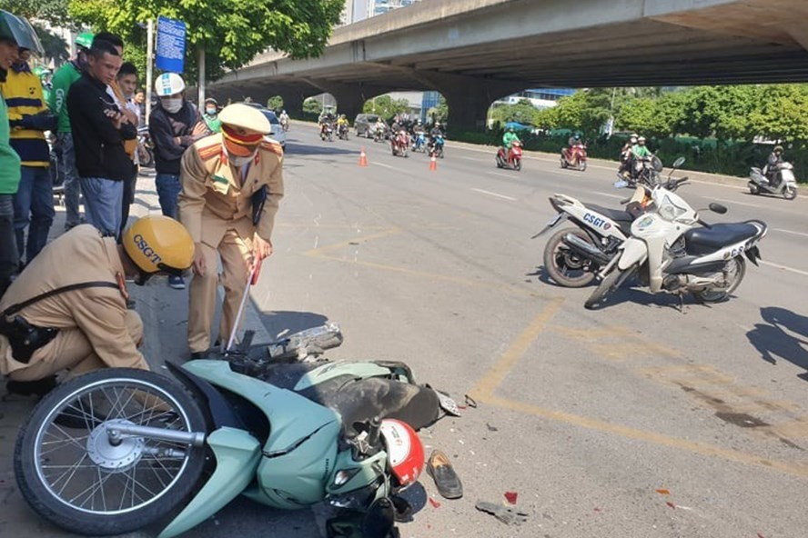 Vụ tai nạn giao thông trên đường Phạm Hùng (Hà Nội) khiến nhiều người bị thương. Ảnh: Phạm Đông