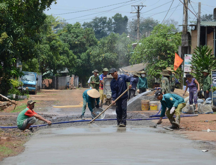 Bà con thôn 6 (xã Ia Tô, huyện Ia Grai) cùng sửa chữa lại tuyến đường-ảnh P.Linh