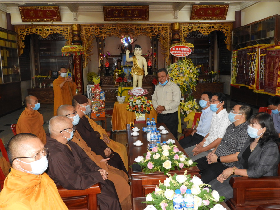 Đoàn công tác của tỉnh thăm và chúc mừng Đại lễ Phật đản tại Văn phòng Ban Trị sự Giáo hội Phật giáo Việt Nam tỉnh