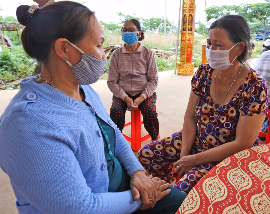 Bà Tuyết (ngoài cùng bên phải) thương xót trước vụ tai nạn đã cướp đi sinh mạng của con gái