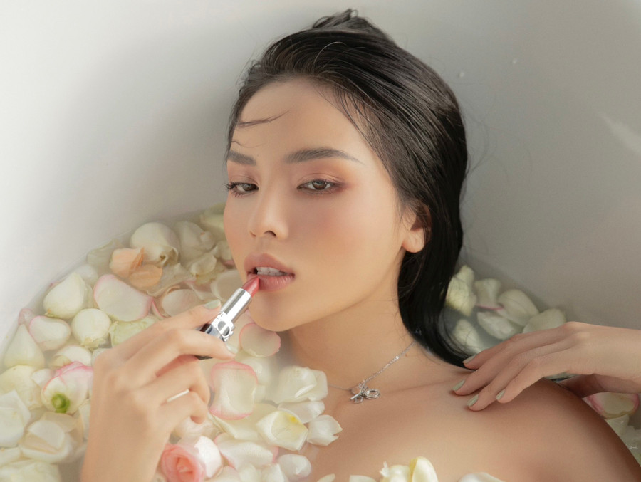 Loạt ảnh bán nude của Kỳ Duyên trong bồn tắm gây chú ý. ẢNH: NVCC