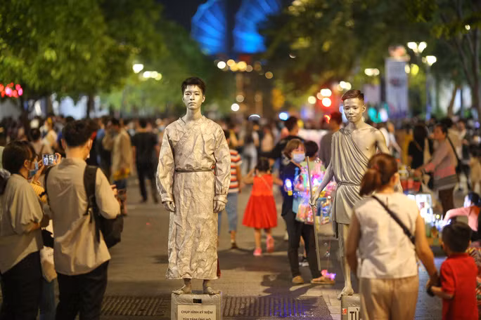 Phố đi bộ Nguyễn Huệ là không gian văn hóa công cộng, có nhiều hoạt động thú vịẢnh: Hoàng Triều