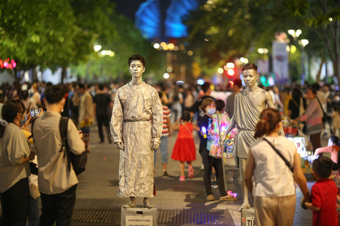 Phố đi bộ Nguyễn Huệ là không gian văn hóa công cộng, có nhiều hoạt động thú vịẢnh: Hoàng Triều
