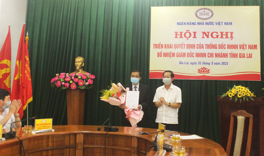  Ông Đỗ Tiến Đông-Ủy viên Ban Thường vụ Tỉnh ủy, Phó Chủ tịch thường trực UBND tỉnh trao quyết định bổ nhiệm Giám đốc NHNN Chi nhánh tỉnh cho ông Nguyễn Hữu Nghị. Ảnh: Sơn Ca