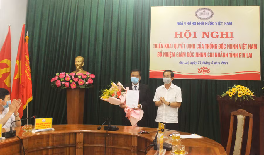 Ông Đỗ Tiến Đông-Ủy viên Ban Thường vụ Tỉnh ủy, Phó Chủ tịch Thường trực UBND tỉnh trao quyết định của Thống đốc Ngân hàng Nhà nước Việt Nam bổ nhiệm ông Nguyễn Hữu Nghị giữ chức Giám đốc Ngân hàng Nhà nước-Chi nhánh tỉnh. Ảnh: Sơn Ca Ông Đỗ Tiến Đông-Ủy viên Ban Thường vụ Tỉnh ủy, Phó Chủ tịch thường trực UBND tỉnh trao quyết định bổ nhiệm Giám đốc NHNN Chi nhánh tỉnh cho ông Nguyễn Hữu Nghị. Ảnh: Sơn Ca