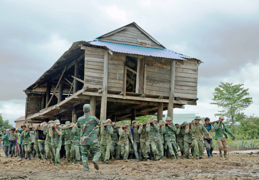 Thực hiện Chỉ thị số 12 của Ban Thường vụ Tỉnh ủy, nhà ở của người dân thuộc 4 làng Đồn (xã Chư A Thai, huyện Phú Thiện) được giúp đỡ di dời, sắp xếp đến nơi ở mới ổn định hơn. Ảnh: Mộc Trà