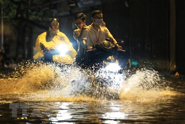 Mưa lớn đã gây ngập úng tại Hà Nội chiều 11/5. (Ảnh Thành Đạt/TTXVN)