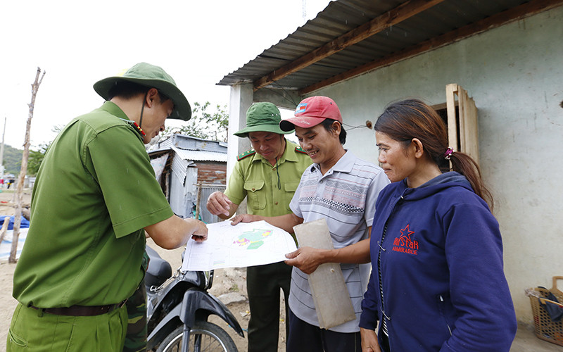 Cán bộ Công an - Kiểm lâm tỉnh Lâm Ðồng tuyên truyền pháp luật tại cơ sở.