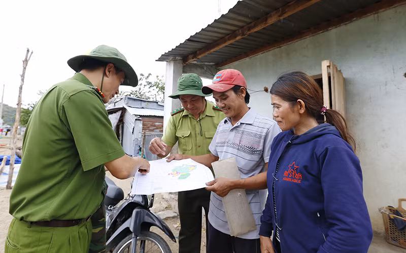 Cán bộ Công an - Kiểm lâm tỉnh Lâm Ðồng tuyên truyền pháp luật tại cơ sở.