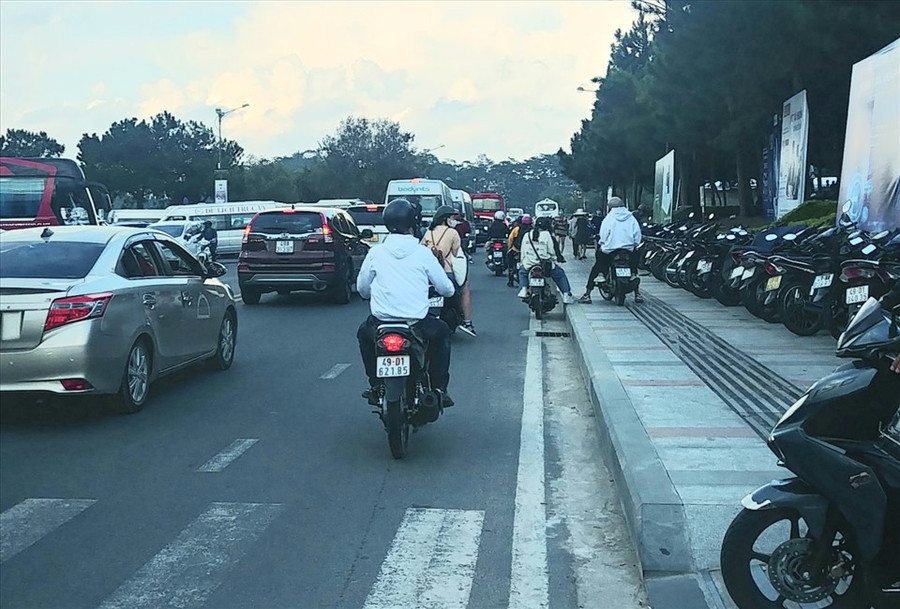 Du khách đã dần sớm rời Đà Lạt sau những ngày nghỉ lễ. Ảnh: T.H