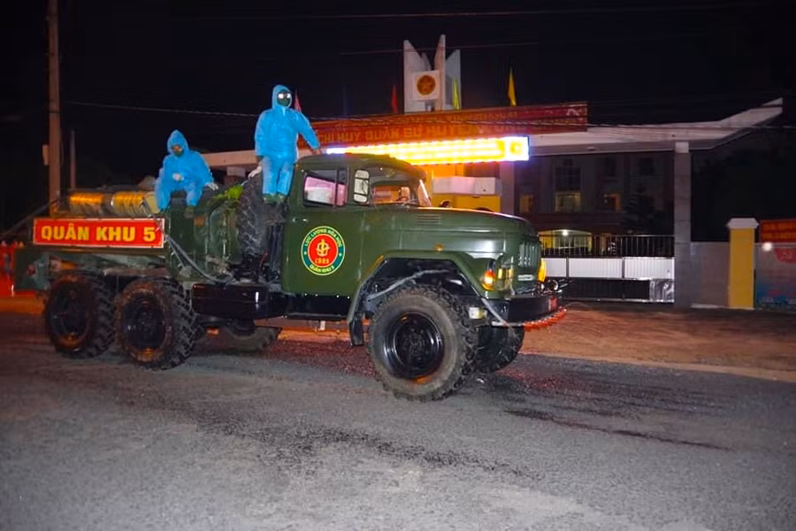 Huyện Kông Chro đã phối hợp với Sư đoàn Bộ binh 2 (Quân khu 5) phun khử khuẩn trên địa huyện. Ảnh Thúy Ngọ (1)