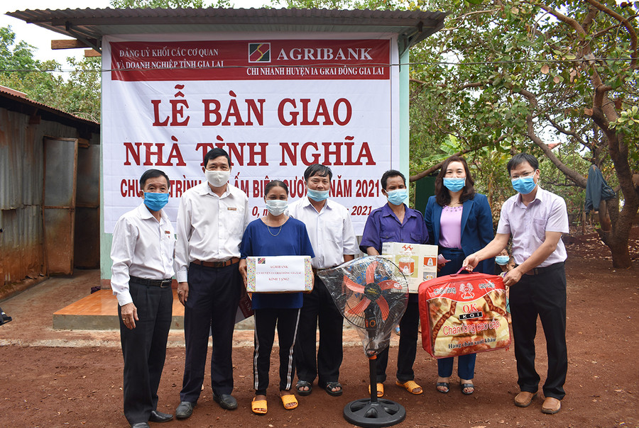  Ảnh: Đại diện các cơ quan, đơn vị trao quà cho gia đình. Ảnh: Minh Thoan Minh Thoan
