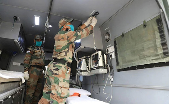 Các chuyên gia quân y Ấn Độ đang thiết lập Cơ sở nghiên cứu Covid-19 di động tại Thủ đô New Delhi. (Ảnh NITV). Các chuyên gia quân y Ấn Độ đang thiết lập Cơ sở nghiên cứu Covid-19 di động tại Thủ đô New Delhi. (Ảnh NITV).