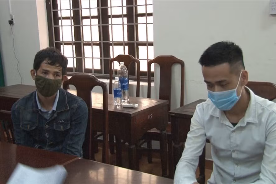 Trung và Văn đã lừa đảo chiếm đoạt tài sản của nhiều người. Ảnh: CA.