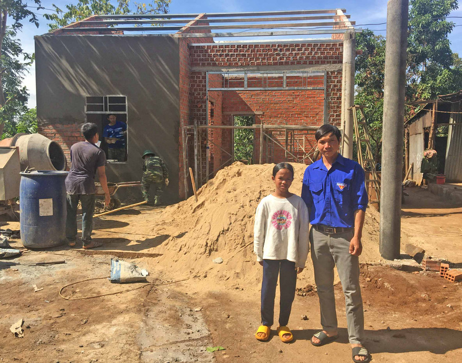 Chỉ trong thời gian ngắn nữa ngôi nhà của em Kpă Mên sẽ được xây dựng xong. Ảnh: R’Ô Hok