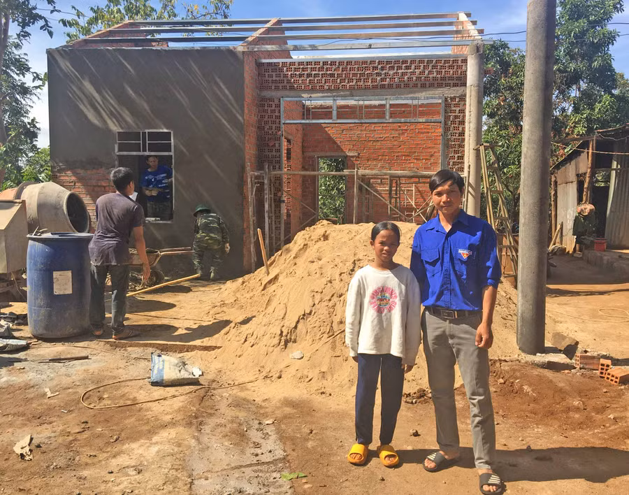 Chỉ trong thời gian ngắn nữa ngôi nhà của em Kpă Mên sẽ được xây dựng xong. Ảnh: R’Ô Hok