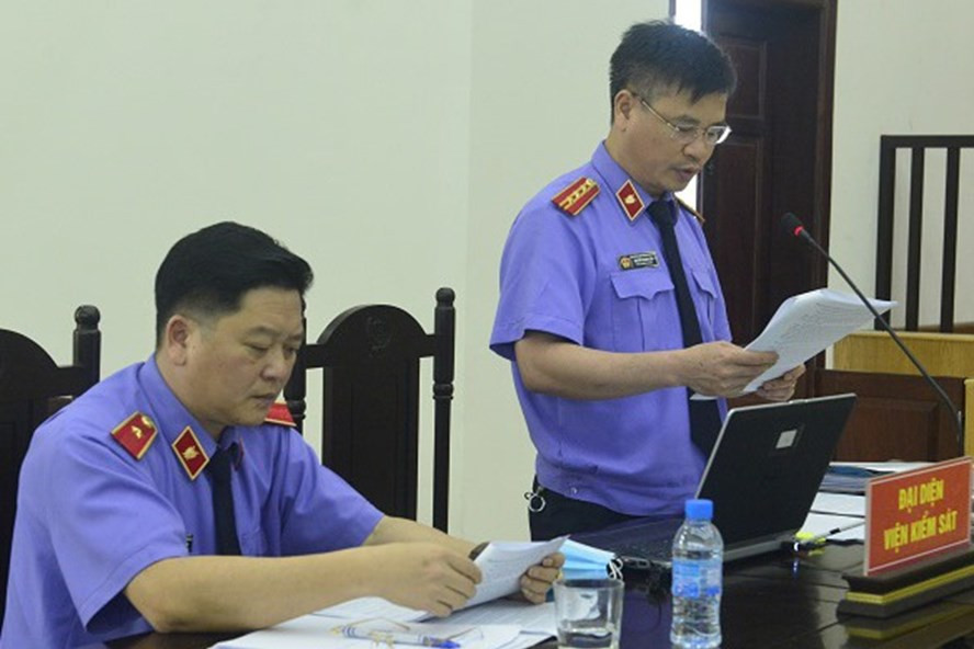 Đại diện Viện Kiểm sát cho hay, Bùi Quang Huy đã phân chia các phần việc cho nhân viên của Công ty Nhật Cường, thực hiện hành vi buôn lậu. Ảnh: C.Hùng. Đại diện Viện Kiểm sát cho hay, Bùi Quang Huy đã phân chia các phần việc cho nhân viên của Công ty Nhật Cường, thực hiện hành vi buôn lậu. Ảnh: C.Hùng.