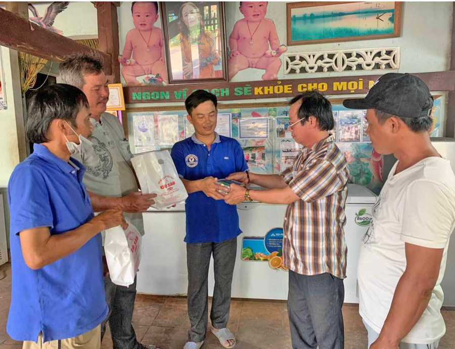 Ông Ngô Viết Giỏi (thứ 2 từ phải qua; thôn Thanh Thượng, xã Ayun Hạ, huyện Phú Thiện) giới thiệu sản phẩm với người tiêu dùng. Ảnh: Vũ Chi Ông Ngô Viết Giỏi-chủ cơ sở chả cá thác lác cô Sáu (thứ 2 từ phải qua, thôn Thanh Thượng, xã Ayun Hạ, huyện Phú Thiện) giới thiệu sản phẩm đến người tiêu dùng.Ảnh.Vũ Chi