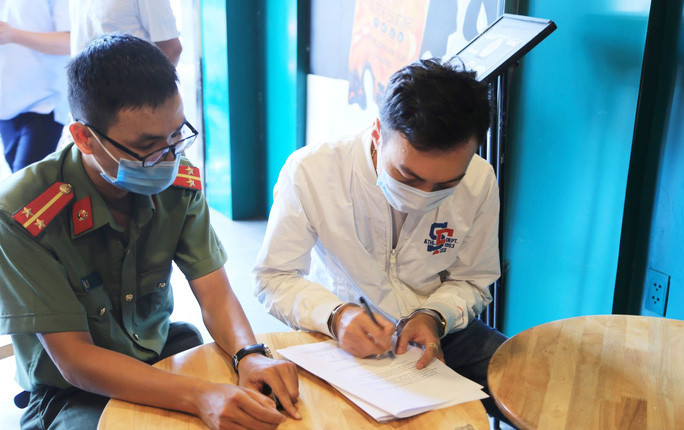 Cơ quan Công an đọc lệnh bắt Nguyễn Trần Anh Tuấn Cơ quan Công an đọc lệnh bắt Nguyễn Trần Anh Tuấn