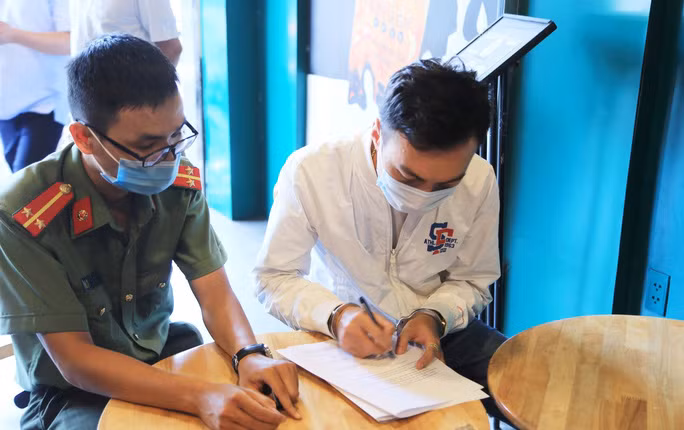  Cơ quan Công an đọc lệnh bắt Nguyễn Trần Anh Tuấn