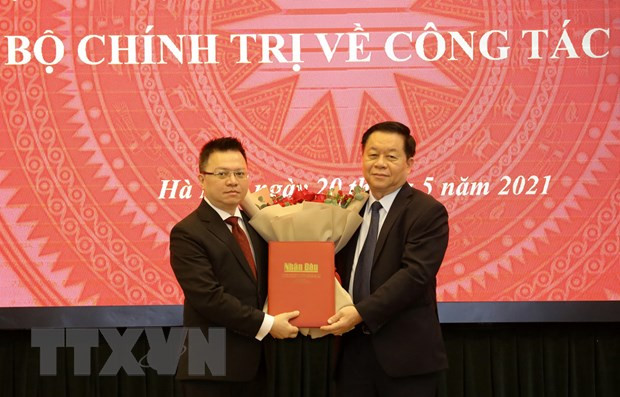 Trưởng Ban Tuyên giáo Trung ương Nguyễn Trọng Nghĩa trao Quyết định của Bộ Chính trị phân công đồng chí Lê Quốc Minh giữ chức vụ Tổng Biên tập báo Nhân dân. (Ảnh: Nguyễn Điệp/TTXVN)