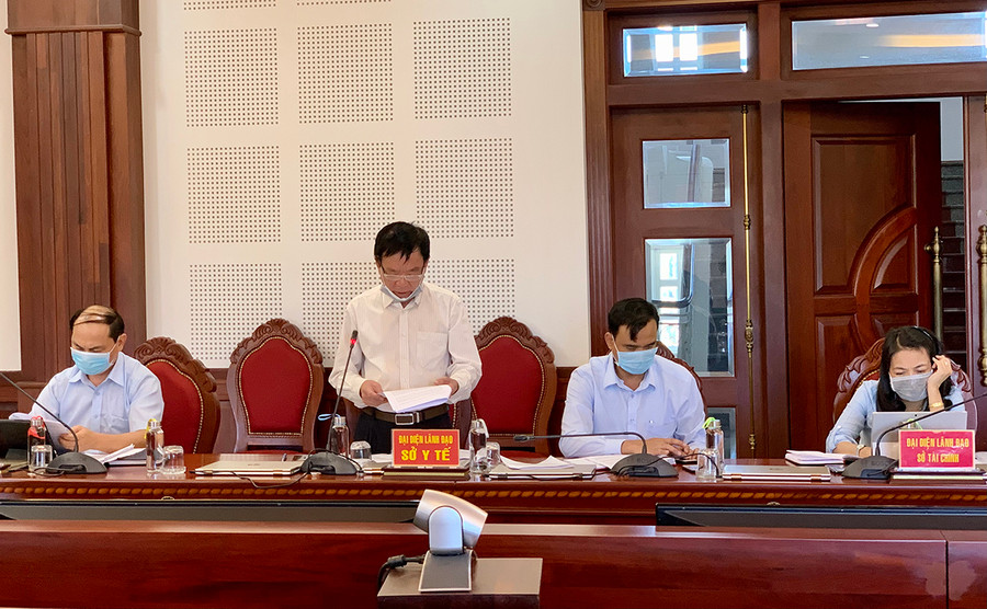 Ông Mai Xuân Hải-Giám đốc Sở Y tế tỉnh báo cáo tình hình dịch bệnh tại tỉnh. Ảnh: Như Nguyện