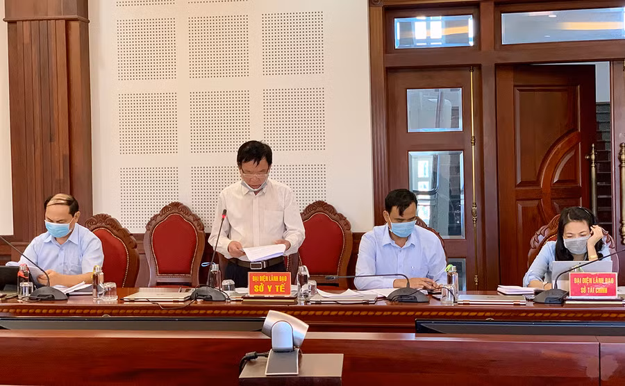 Ông Mai Xuân Hải-Giám đốc Sở Y tế tỉnh báo cáo tình hình dịch bệnh tại tỉnh. Ảnh: Như Nguyện