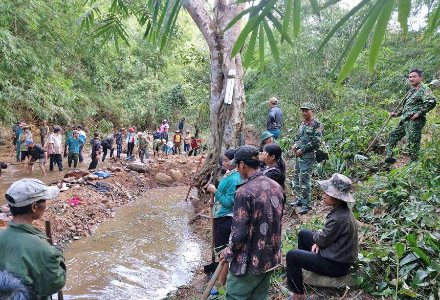 Cán bộ chiến sĩ Trung đoàn 1, Sư đoàn bộ binh 2 (Quân khu 5) cùng người dân khơi thông suối làm tăng tốc dòng chảy phục vụ sản xuất cho người dân
