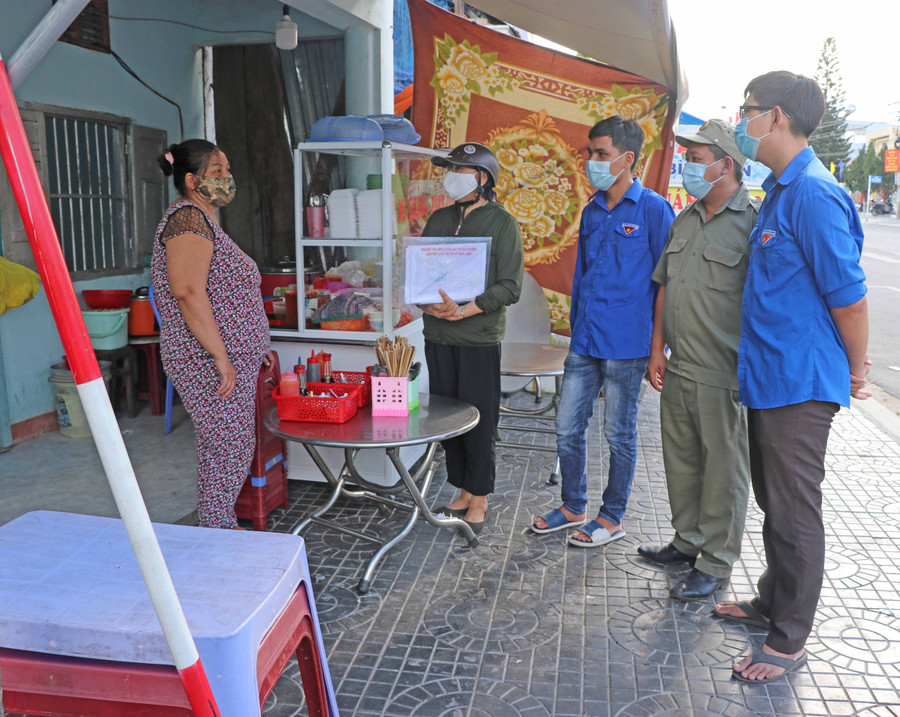 Tổ Covid cộng đồng số 1 (tổ 9, phường An Phú) cùng ngành chức năng tuyên truyền người dân thực hiện quy định phòng-chống dịch. Ảnh: Ngọc Minh