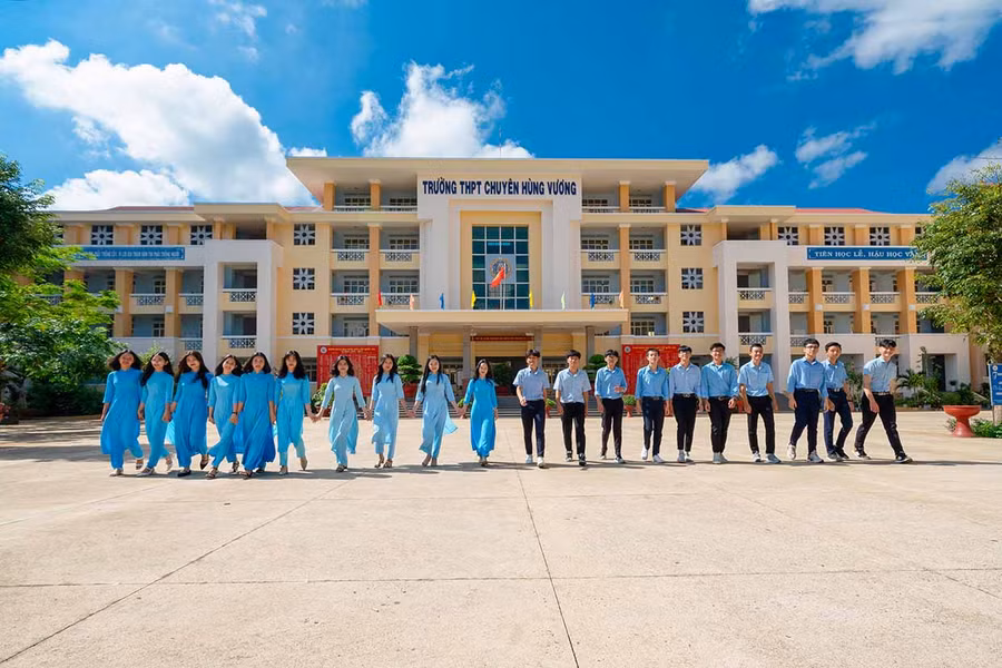 Trường THPT chuyên Hùng Vương