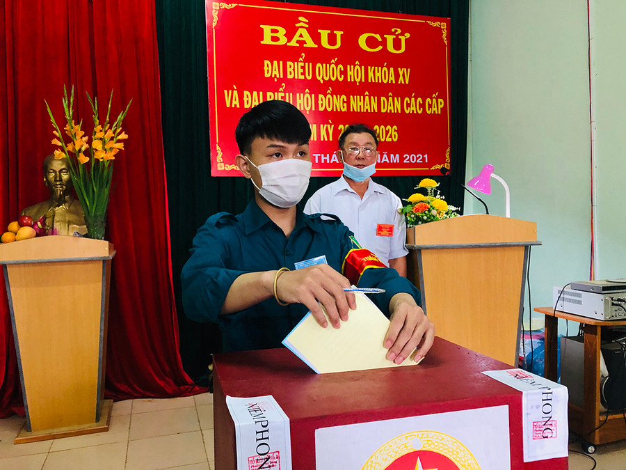 Anh Nguyễn Duy Tân sắp xếp công việc ở TP. Hồ Chí Minh để về bỏ phiếu và tham gia lực lượng dân quân tự vệ tại khu vực bỏ phiếu số 3 (phường Phù Đổng, TP. Pleiku). Ảnh: Phan Lài Anh Nguyễn Duy Tân sắp xếp công việc ở TP Hồ Chí Minh để về bỏ phiếu bầu và tham gia lực lượng dân quân tự vệ tại khu vực bỏ phiếu số 3 (phường Phù Đổng, TP Pleiku)- Ảnh Phan Lài