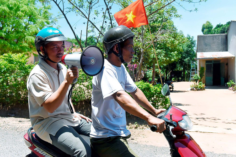 Thôn trưởng Gôh (làng Ch’Rông 2, xã Đak Talay, huyện Mang Yang) ngày nào tôi dùng loa để tuyền truyền đến người dân đúng ngày 23-5 bà con đi bầu cử thực hiện trách nhiệm công dân. 