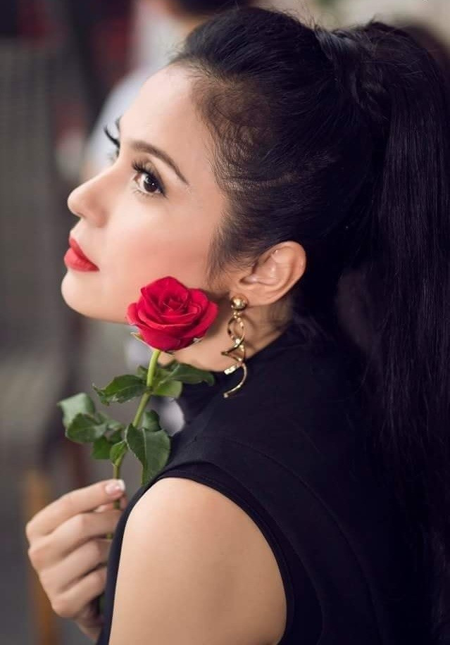 Việt Trinh cho biết cô yêu thích tập đi xe đạp bộ và máy chạy xe đạp dùng để tập tại nhà. Ngoài ra, cô cũng ăn ít ngọt, ít béo, không ăn đồ chiên, ăn rau nhiều và ít ăn tinh bột. Được biết, cô chọn ăn chay trọn đời.