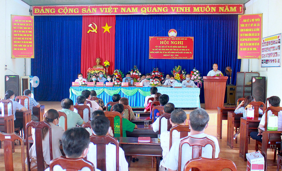 Quang cảnh hội nghị tiếp xúc cử tri tại xã Ia Dom (huyện Đức Cơ). Ảnh: Hồng Thi