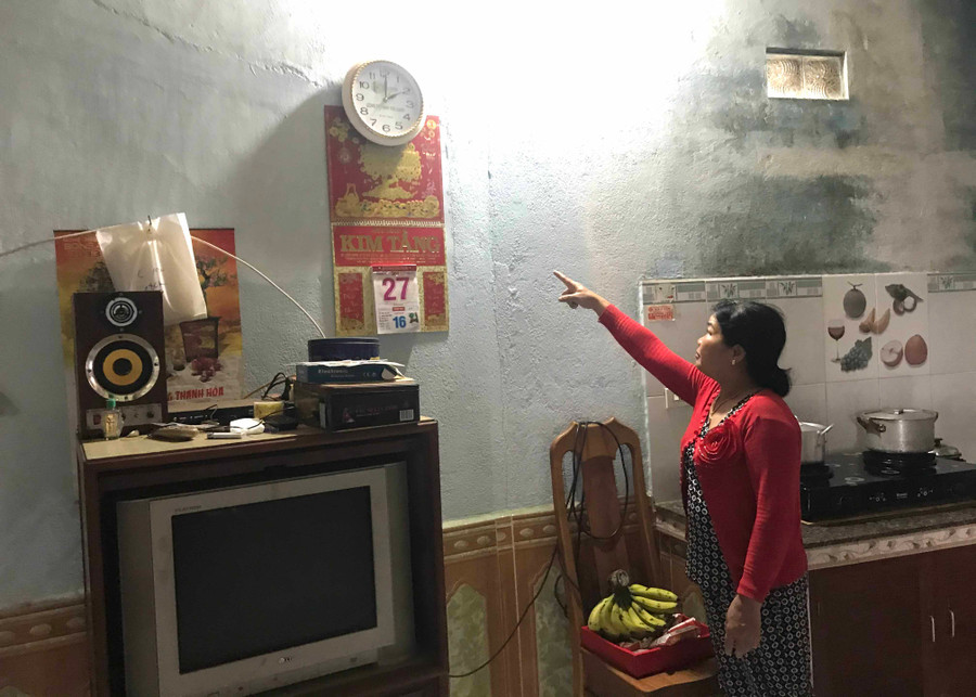 Bức tường nhà bà Mai Thế Thiện đã xuất hiện nhiều vết nứt khiến nước thấm vào nhà mỗi khi trời mưa. Ảnh: Lê Văn Ngọc