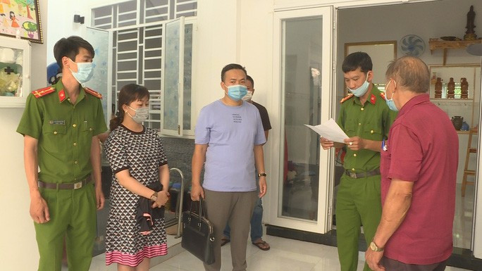 Đối tượng Hồ Thị Thanh Nhi nghe đọc lệnh tạm giữ hình sự