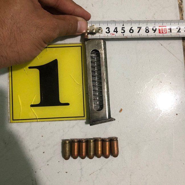 Khẩu súng cùng số đạn bị thu giữ. Khẩu súng cùng số đạn bị thu giữ.