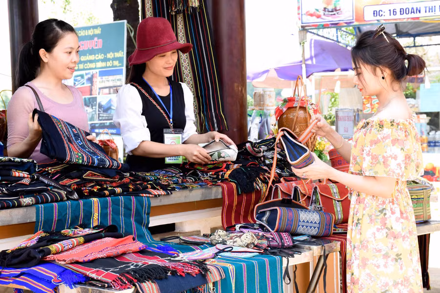 Du khách tìm hiểu về các mặt hàng thổ cẩm. Ảnh: Trần Dung