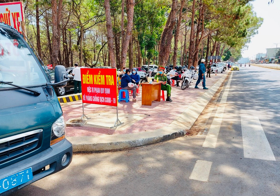 Điểm kiểm tra việc vi phạm quy định về phòng-chống dịch Covid-19 trước Khu du lịch sinh thái Biển Hồ (TP. Pleiku). Ảnh Mộc Trà