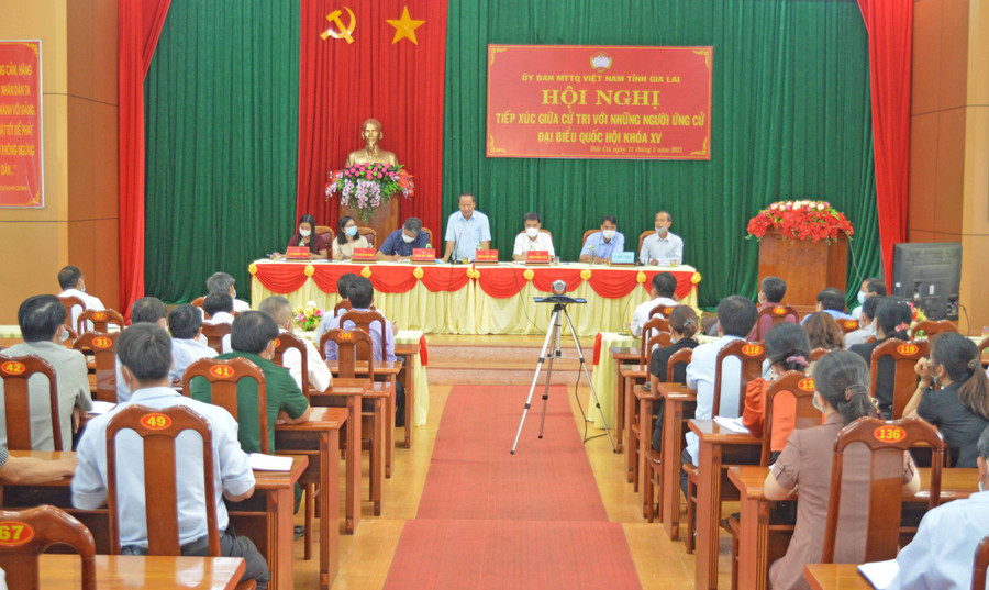 Quang cảnh hội nghị tiếp xúc cử tri tại UBND huyện Đức Cơ. Ảnh: Phương Dung
