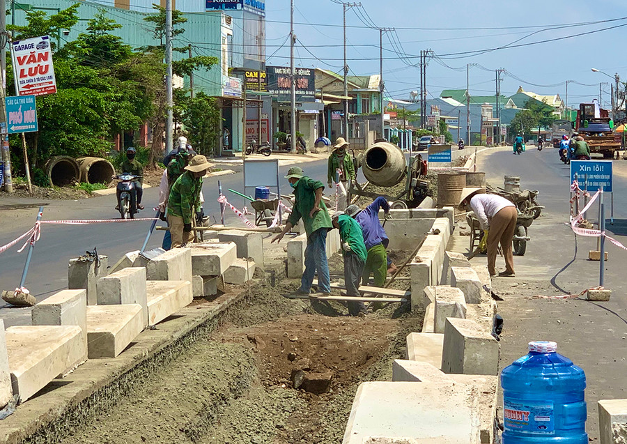 Thi công dải phân cách đường Lê Thánh Tôn-Lý Thái Tổ-Lê Đại Hành (TP. Pleiku). Ảnh: Hà Duy Thi công dải phân cách đường Lê Thánh Tôn-Lý Thái Tổ-Lê Đại Hành (TP. Pleiku). Ảnh: Hà Duy